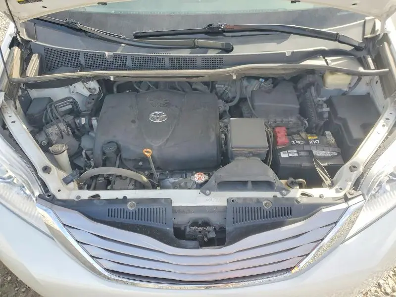 2017 TOYOTA SIENNA XLE  