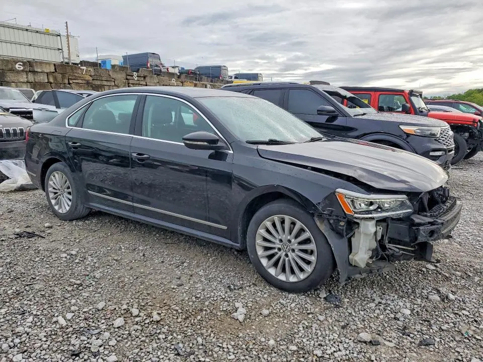 2016 VOLKSWAGEN PASSAT SE  