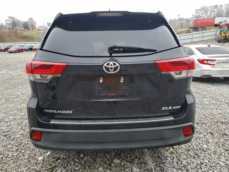2019 TOYOTA HIGHLANDER SE  