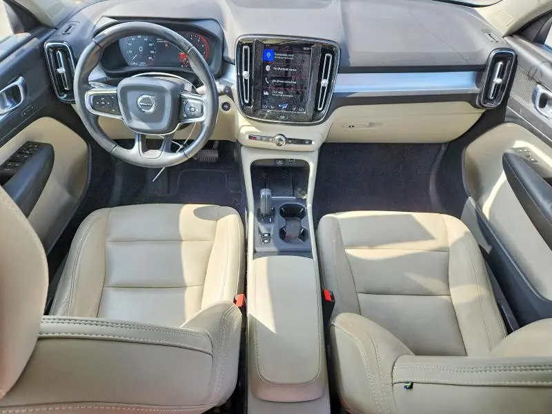 2019 VOLVO XC40 T5 MOMENTUM  