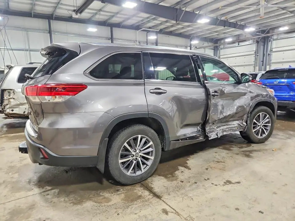 2018 TOYOTA HIGHLANDER SE  