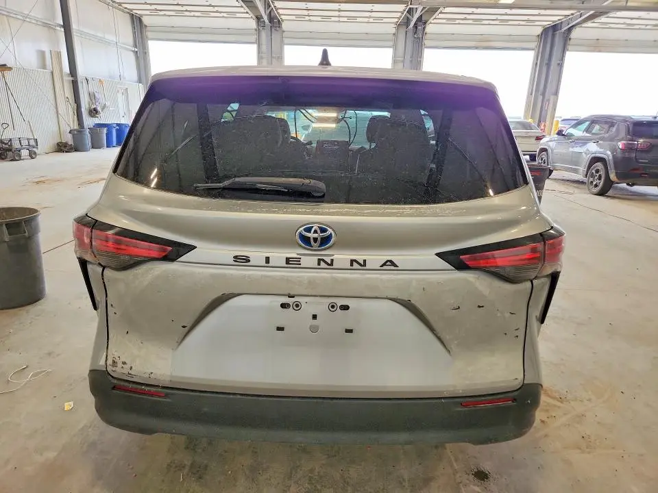 2022 TOYOTA SIENNA LE  