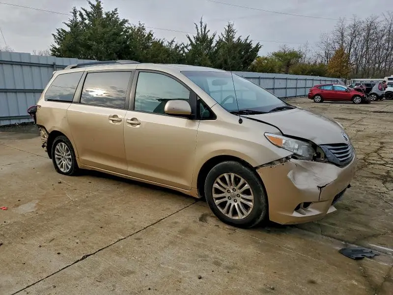 2014 TOYOTA SIENNA XLE  