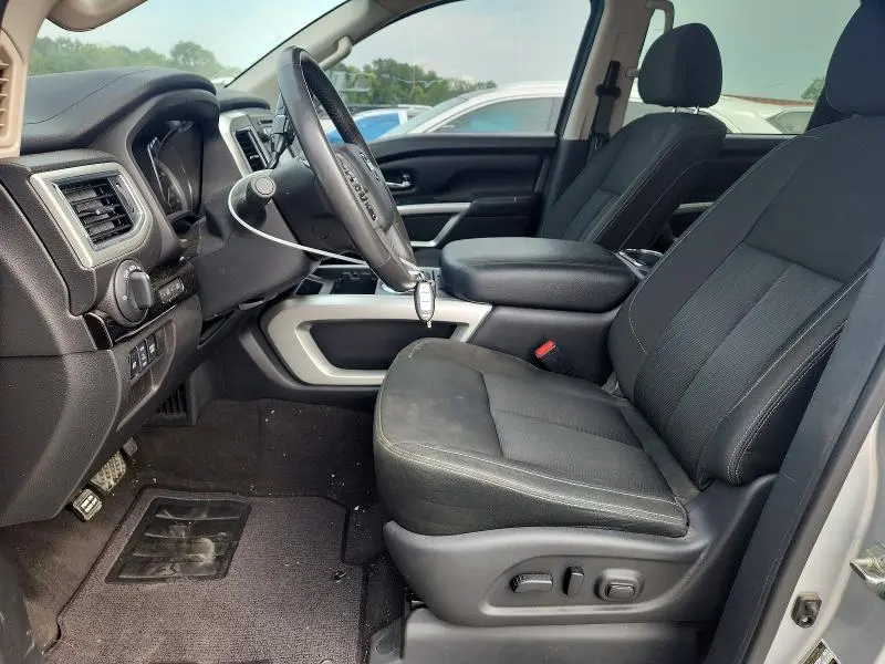 2017 NISSAN TITAN SV  