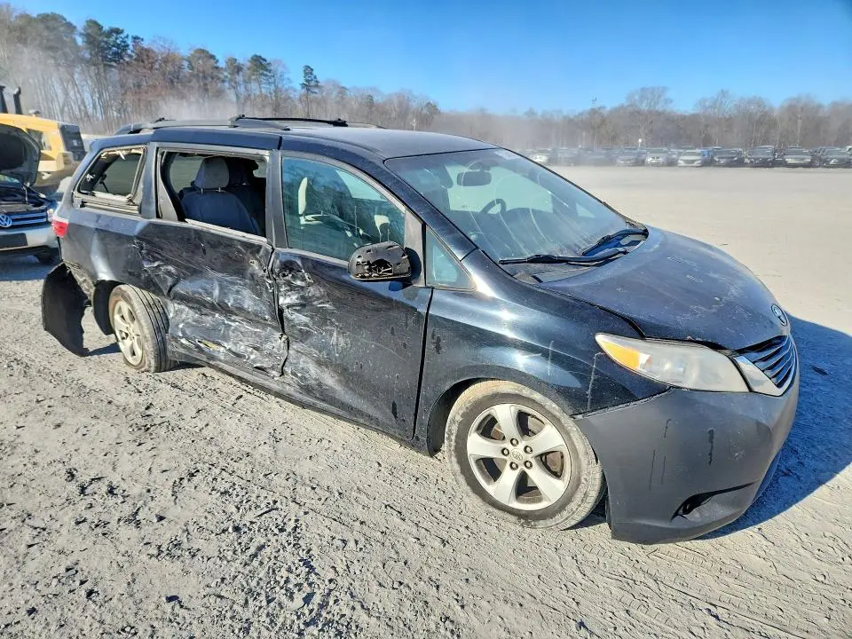 2015 TOYOTA SIENNA LE  