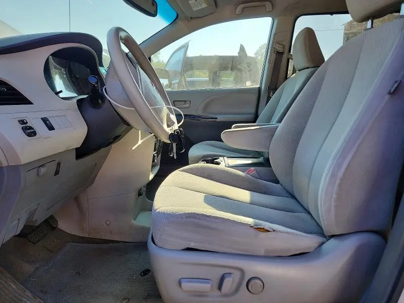 2013 TOYOTA SIENNA LE  