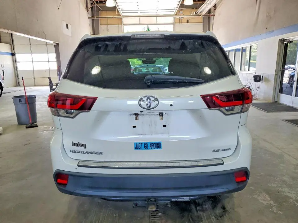 2019 TOYOTA HIGHLANDER SE  