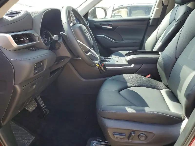 2025 TOYOTA HIGHLANDER XLE  