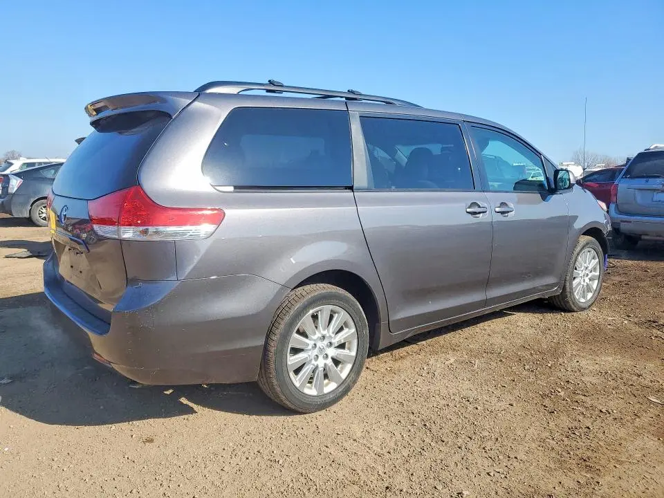 2014 TOYOTA SIENNA LE  