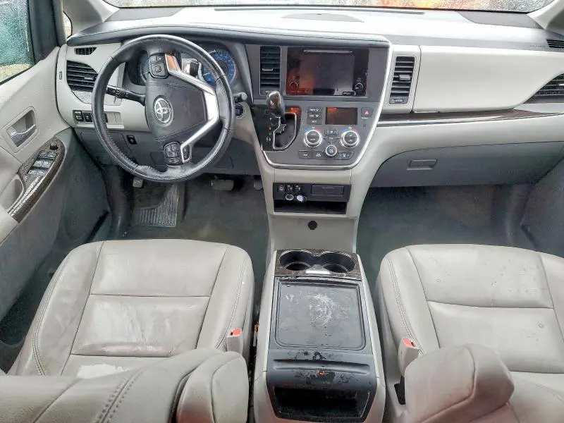 2017 TOYOTA SIENNA XLE  