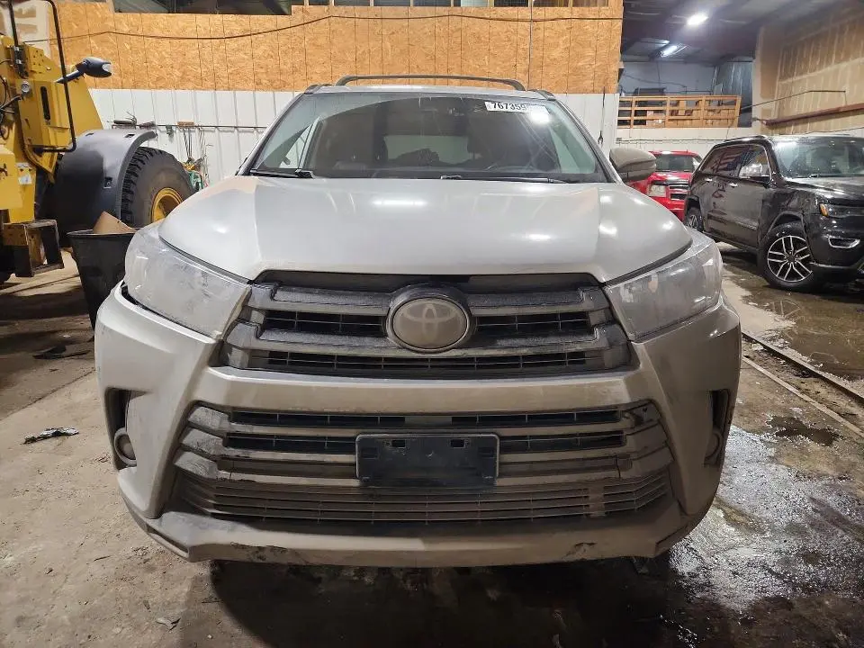 2019 TOYOTA HIGHLANDER SE  