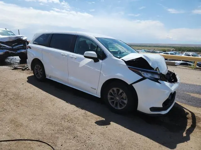 2021 TOYOTA SIENNA LE  