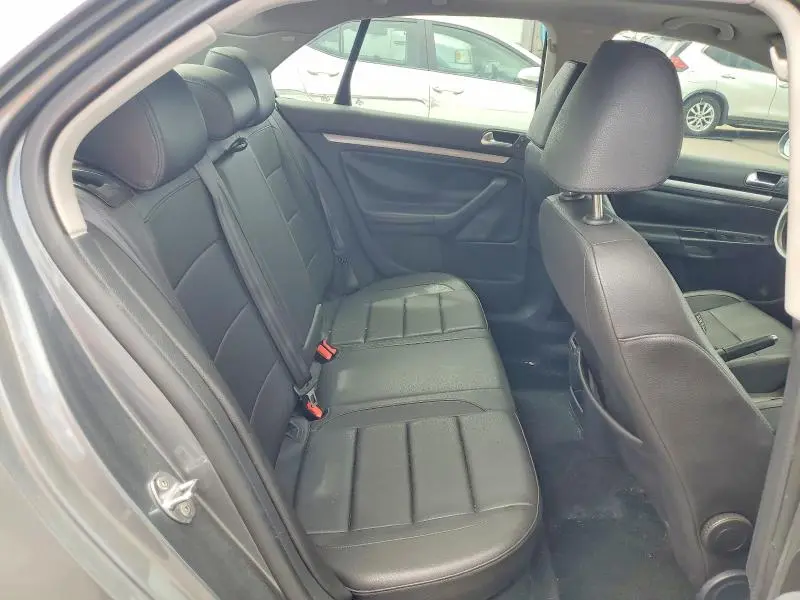 2010 VOLKSWAGEN JETTA SE  