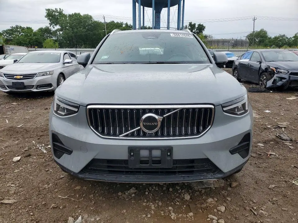 2025 VOLVO XC40 CORE  