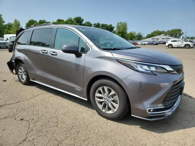 2021 TOYOTA SIENNA XLE  