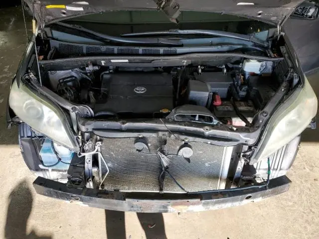 2011 TOYOTA SIENNA LE  