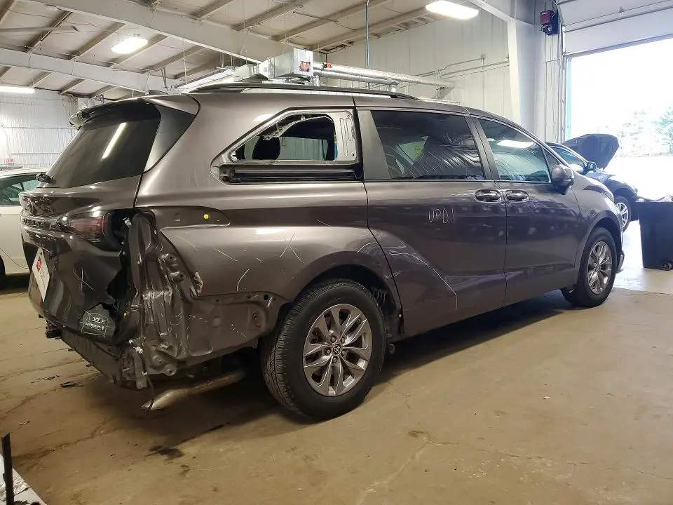 2023 TOYOTA SIENNA XLE  