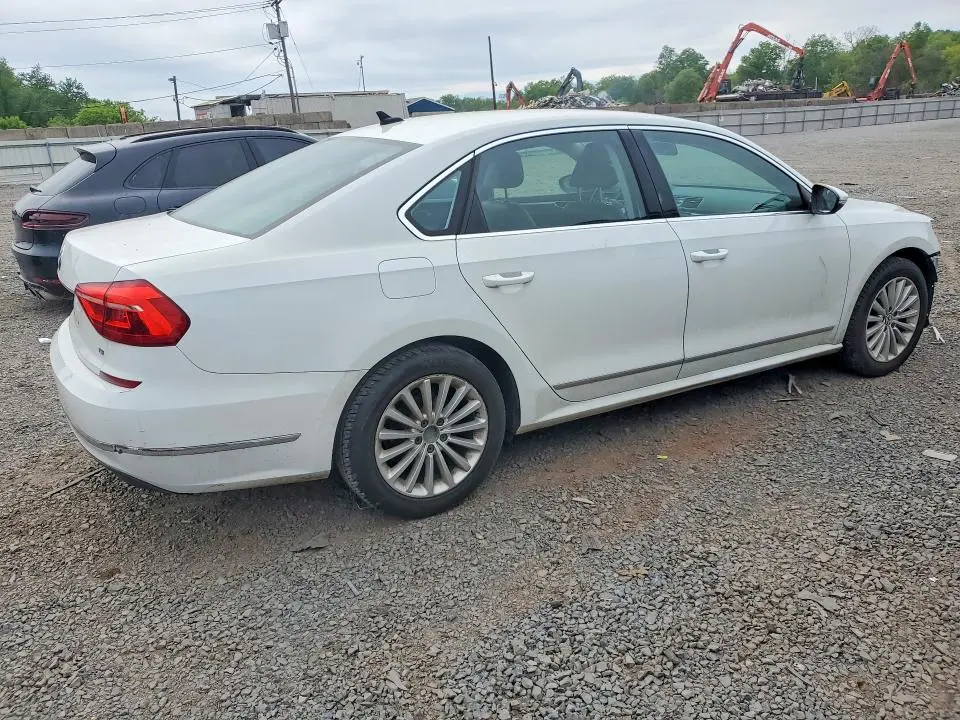 2016 VOLKSWAGEN PASSAT SE  