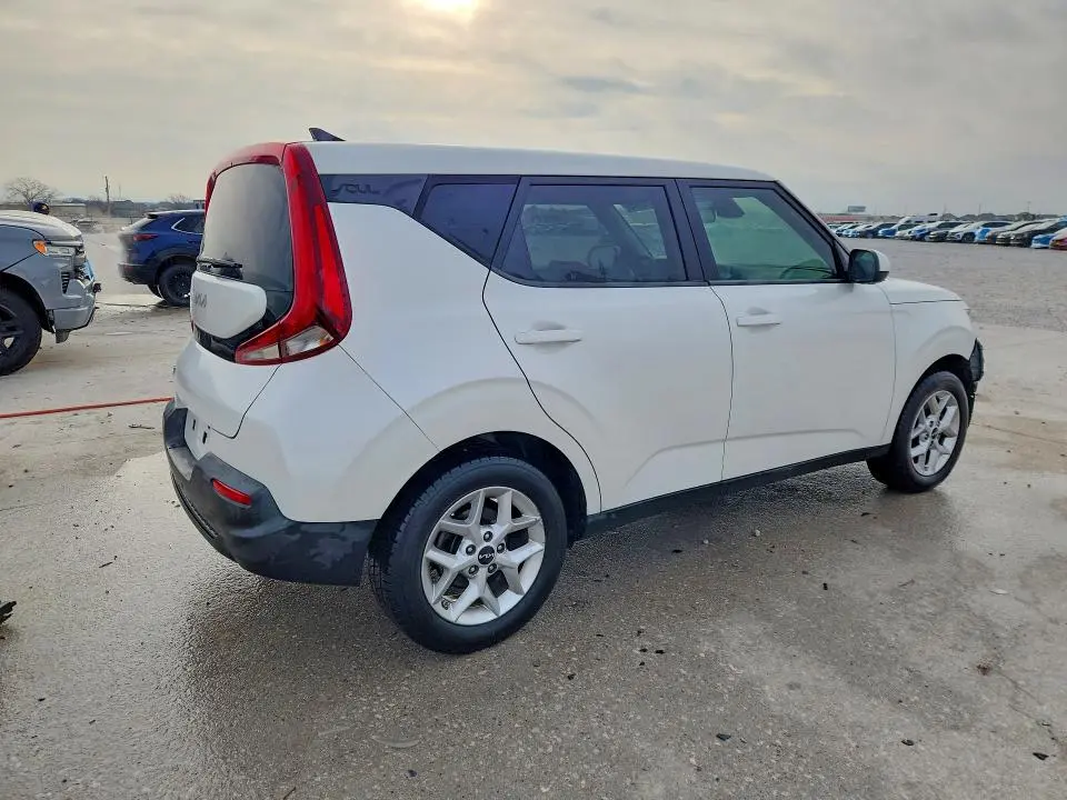 2022 KIA SOUL LX  