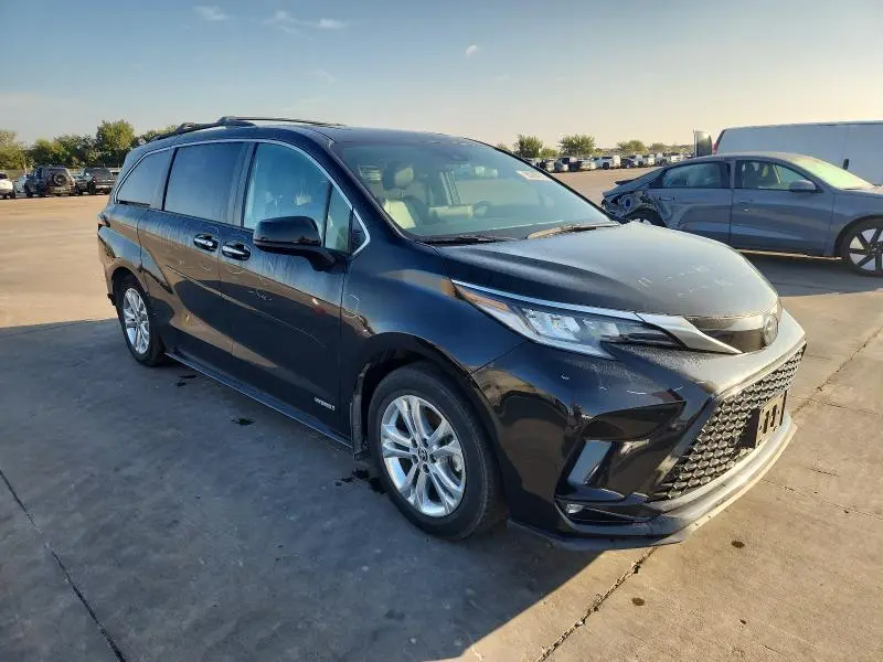 2021 TOYOTA SIENNA XSE  