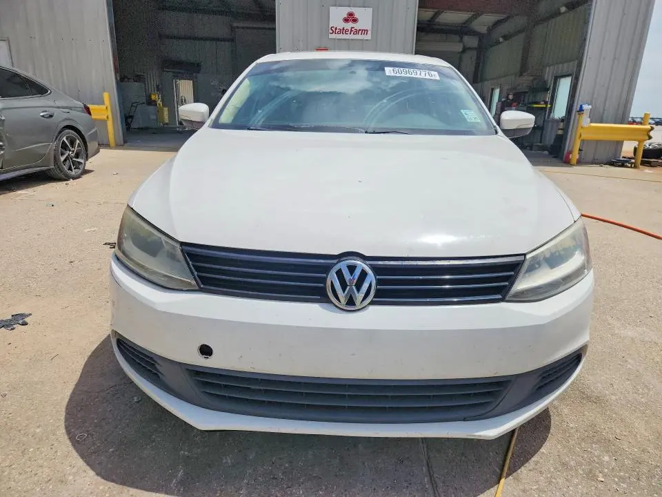 2011 VOLKSWAGEN JETTA SE  