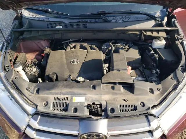 2019 TOYOTA HIGHLANDER SE  