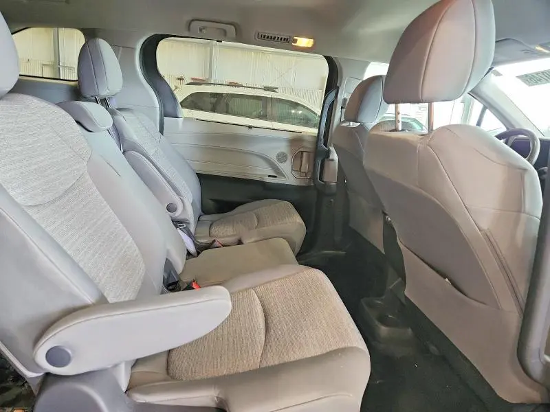 2021 TOYOTA SIENNA LE  