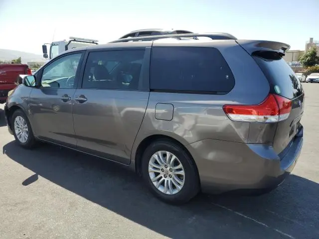 2011 TOYOTA SIENNA XLE  