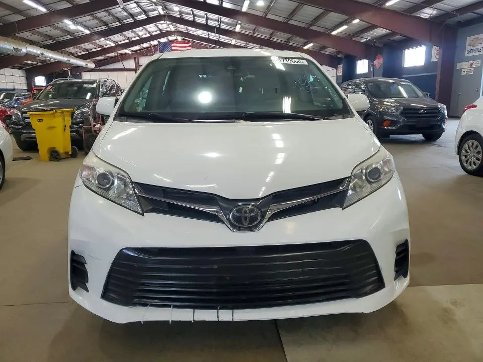 2018 TOYOTA SIENNA LE  