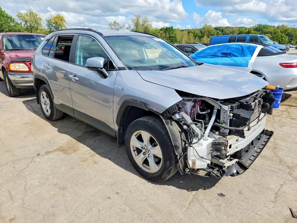 2021 TOYOTA RAV4 XLE  
