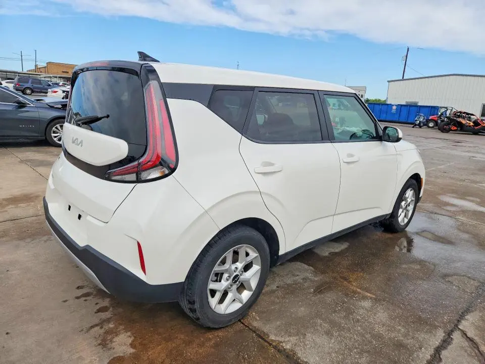 2023 KIA SOUL LX  