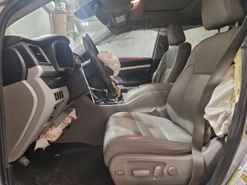 2019 TOYOTA HIGHLANDER SE  