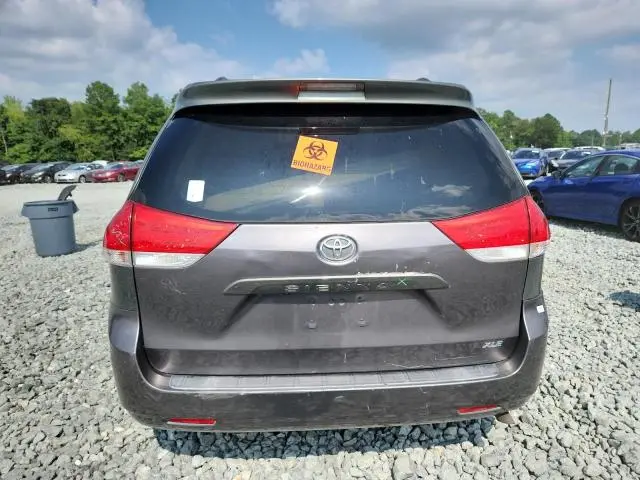2013 TOYOTA SIENNA LE  