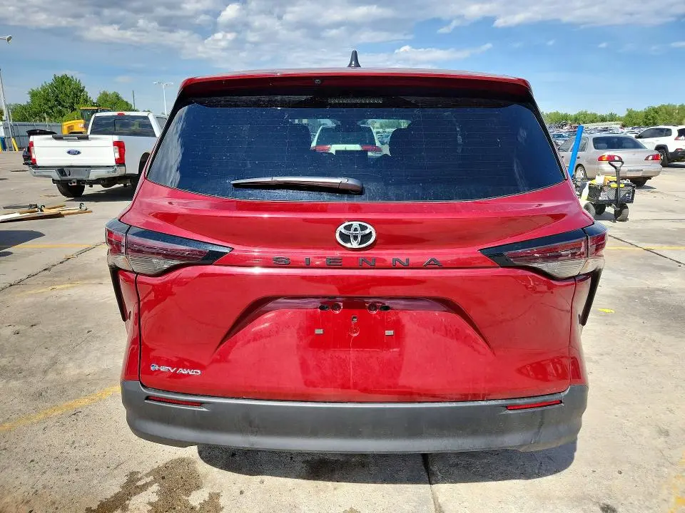 2026 TOYOTA SIENNA LE  