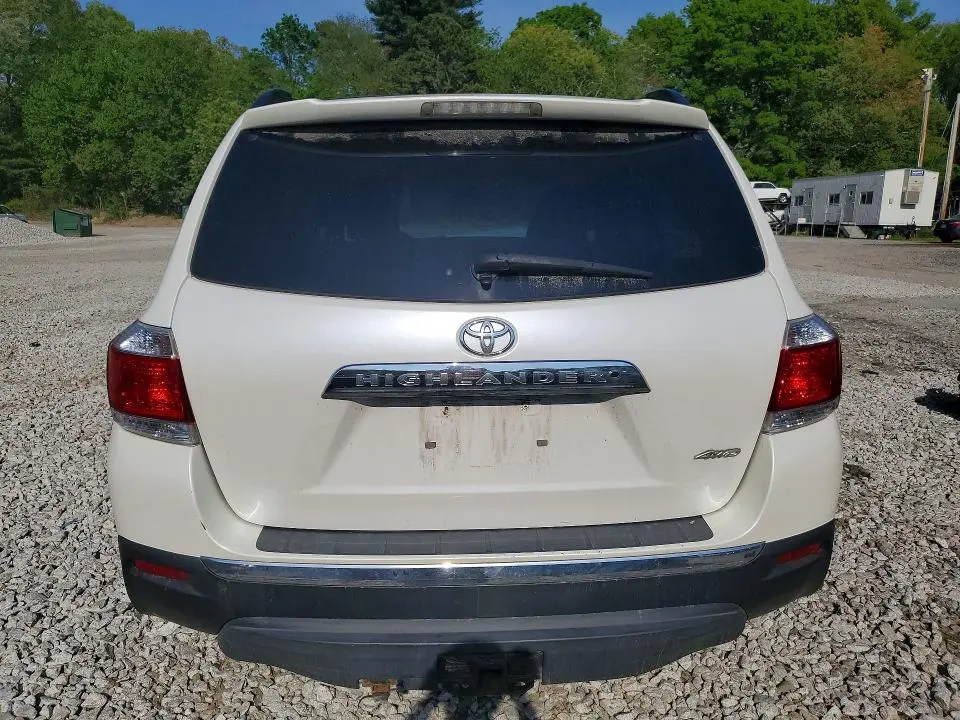 2013 TOYOTA HIGHLANDER SE  