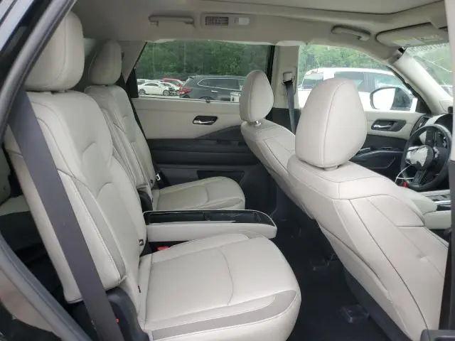 2022 NISSAN PATHFINDER SL  