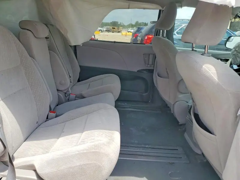 2019 TOYOTA SIENNA LE  