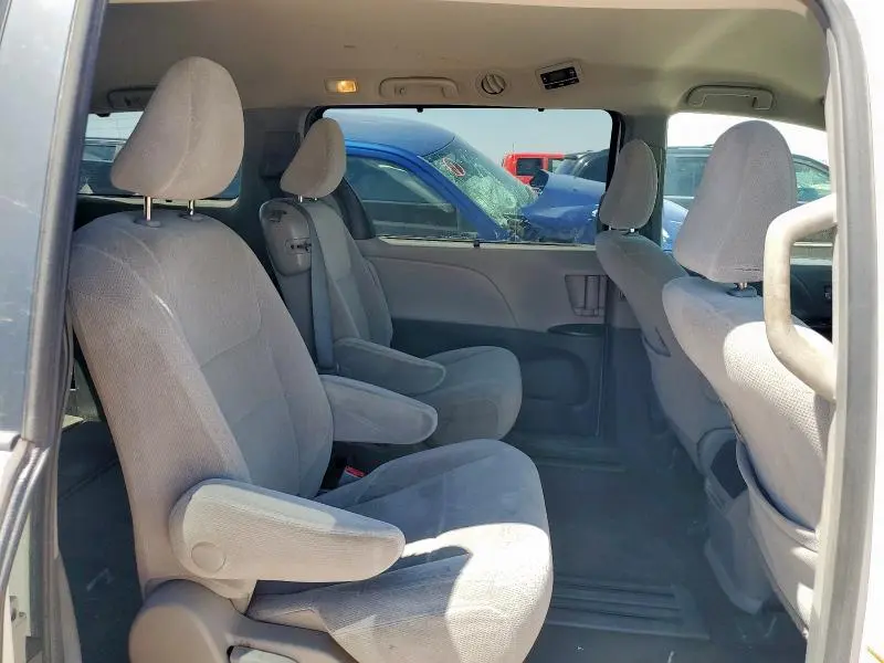 2016 TOYOTA SIENNA LE  