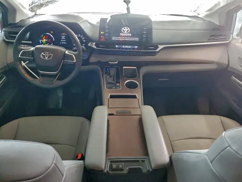 2024 TOYOTA SIENNA XLE  