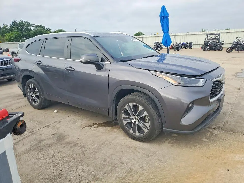 2024 TOYOTA HIGHLANDER XLE  