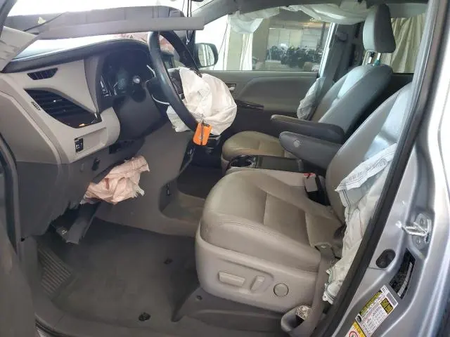 2019 TOYOTA SIENNA XLE  