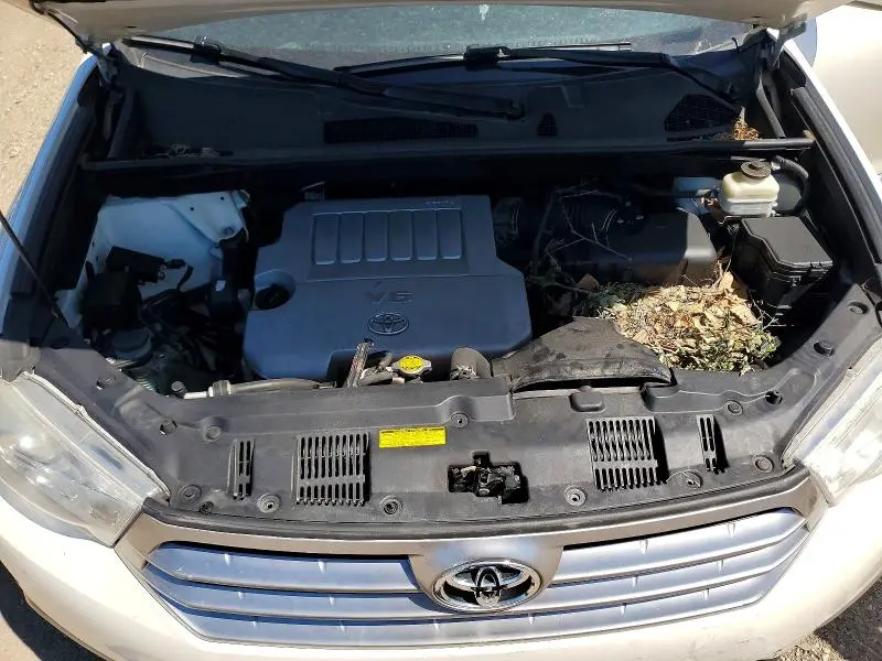 2013 TOYOTA HIGHLANDER SE  