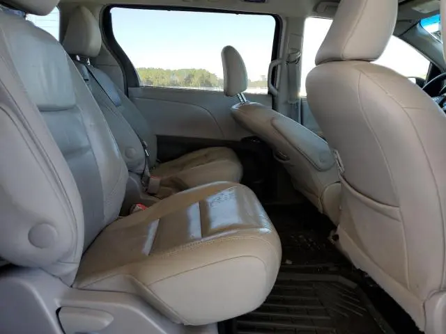 2017 TOYOTA SIENNA XLE  