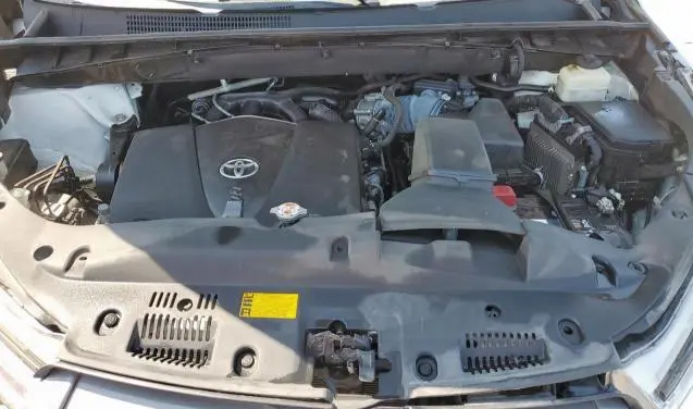 2019 TOYOTA HIGHLANDER SE  