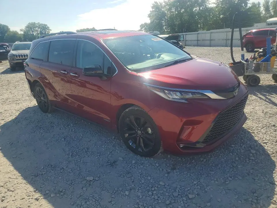 2021 TOYOTA SIENNA XSE  
