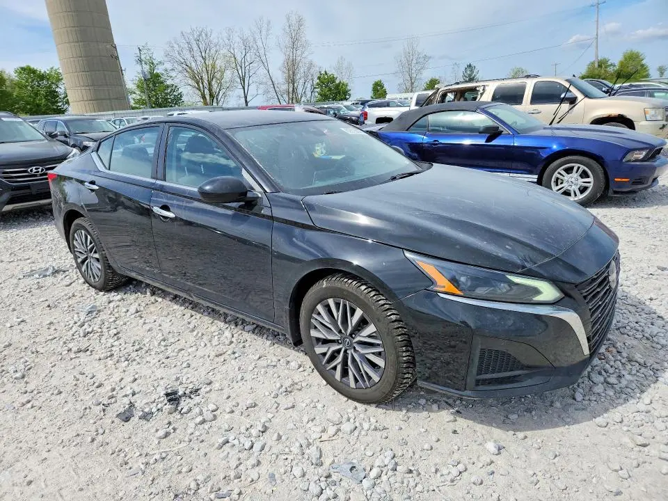 2023 NISSAN ALTIMA SV  
