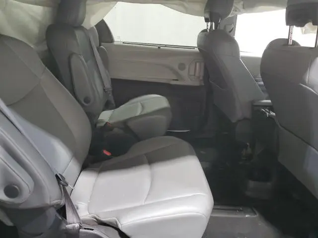 2021 TOYOTA SIENNA XLE  