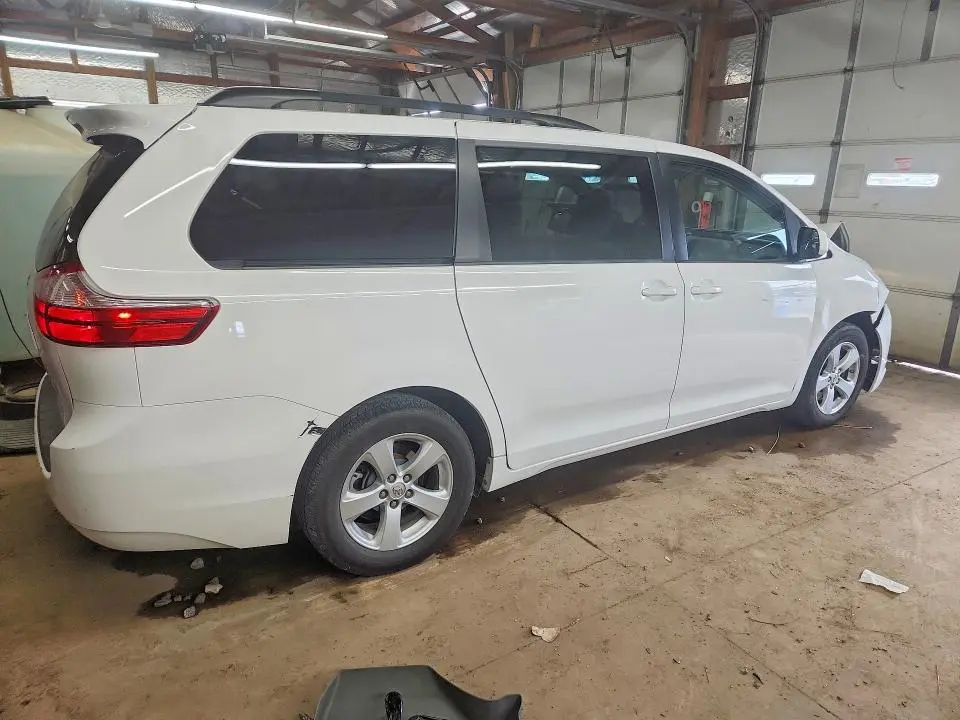 2015 TOYOTA SIENNA LE  
