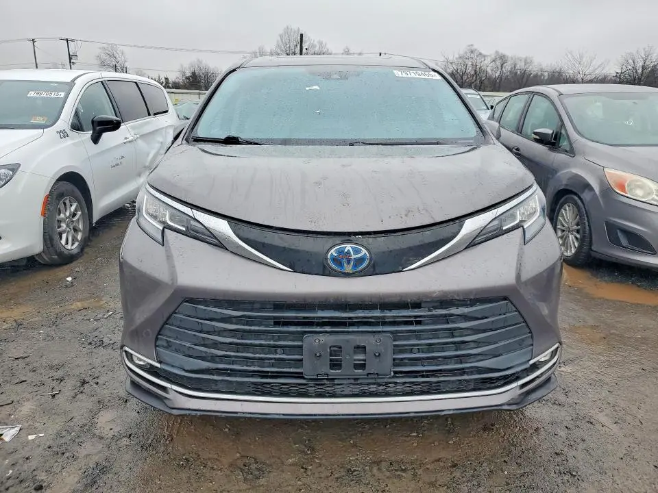 2021 TOYOTA SIENNA   