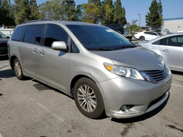 2017 TOYOTA SIENNA XLE  